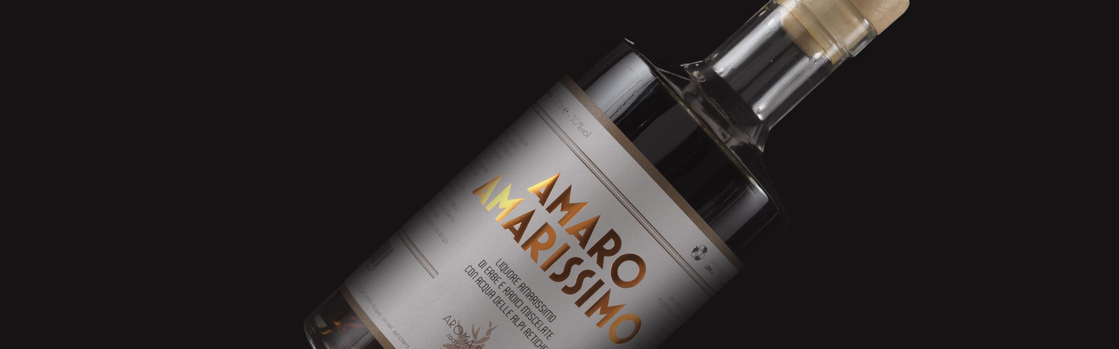 Bottiglia di Amaro Amarissimo da 70cl, liquore per intenditori con intensa amarezza di erbe e radici, su sfondo marrone scuro.