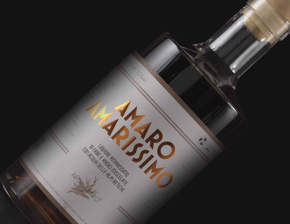 Bottiglia di Amaro Amarissimo da 70cl, liquore per intenditori con intensa amarezza di erbe e radici, su sfondo marrone scuro.