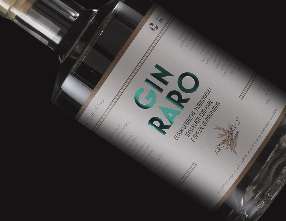 Bottiglia di Gin Raro da 70cl, distillato artigianale con bacche di ginepro ed erbe alpine, su sfondo nero.